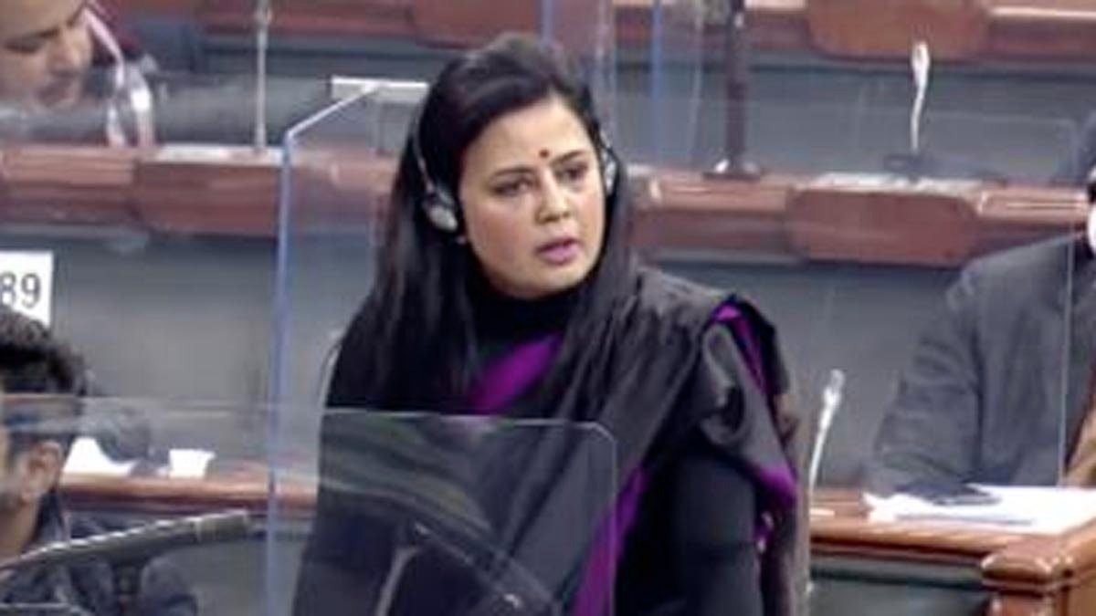 सासंदी गंवाने के बाद एक और मामले में फंसी महुआ मोइत्रा, अपने पूर्व प्रेमी की निगरानी करवाने का लगा आरोप