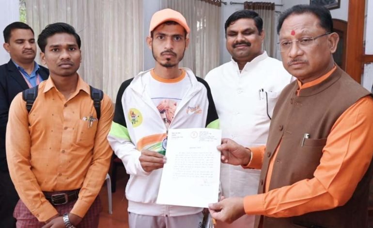 माँ बम्लेश्वरी धाम डोंगरगढ़ से उलटे पांव भारत भ्रमण पर निकले मेहुल लखानी से मिले सीएम साय, यात्रा के लिए दी बधाई
