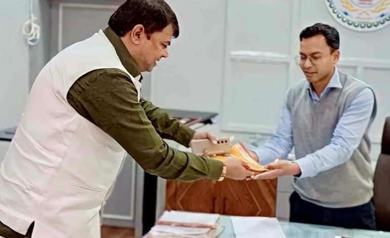 भिलाई निगम के नए आयुक्त डीके ध्रुव ने संभाला कार्यभार, उपनेता प्रतिपक्ष दया सिंह ने मुलाकात कर विभिन्न विषयों पर की चर्चा