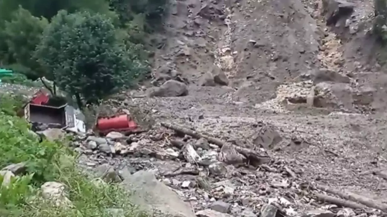 यमुनोत्री मार्ग पर प्राकृतिक आपदा: बादल फटने से 9 मजदूर लापता, होटल साइट तबाह