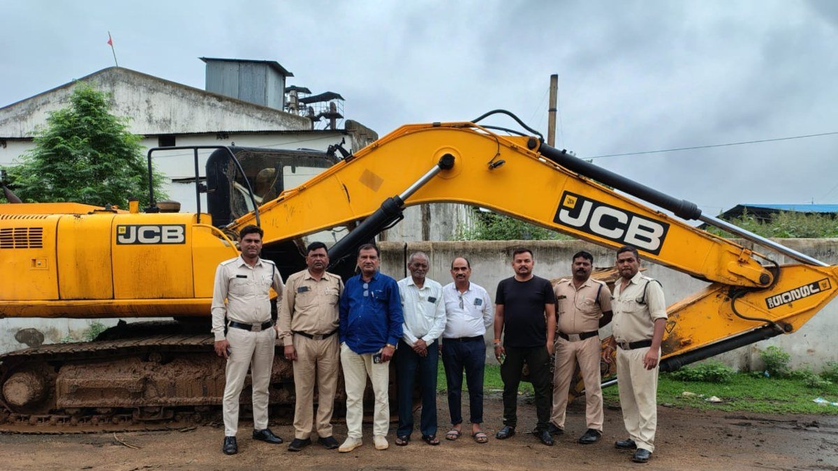 अभनपुर में खनिज विभाग की ताबड़तोड़ कार्रवाई: चैन माउंटेन मशीन और 7 हाईवा जब्त