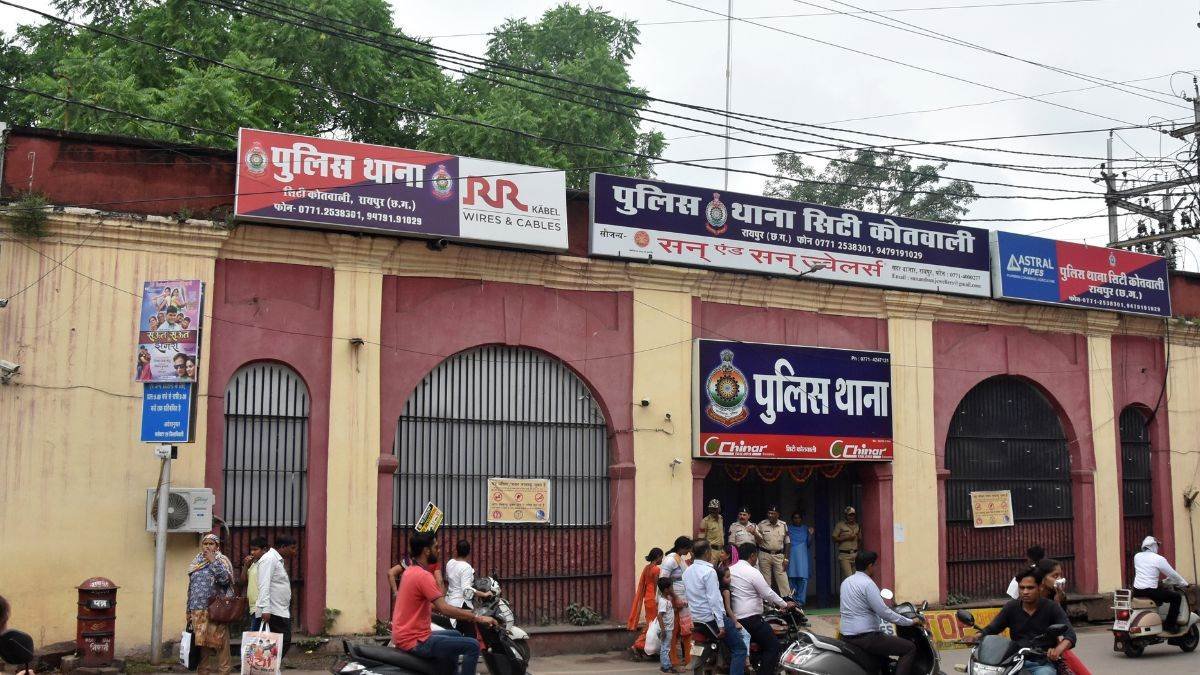 रायपुर में धर्मांतरण की कोशिश: स्कूल के बाहर तीन महिलाएं हिरासत में