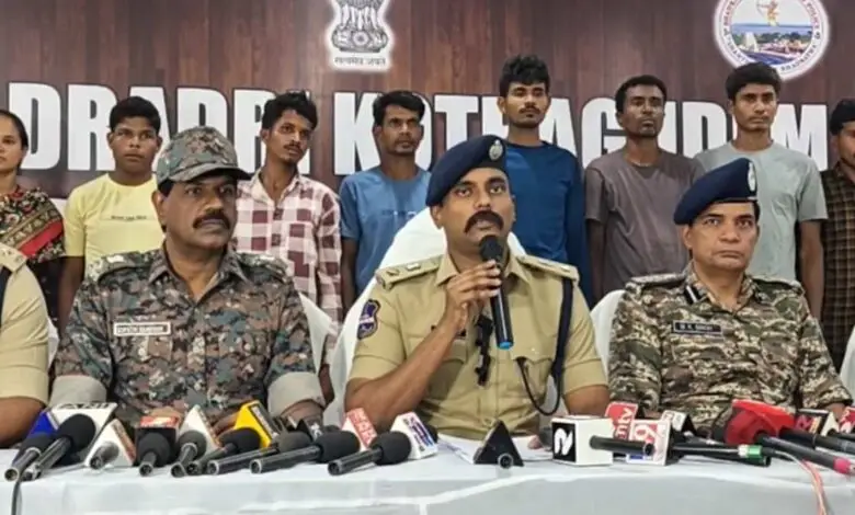 12 नक्सलियों ने किया आत्मसमर्पण, 26 लाख के इनामी माओवादी भी शामिल