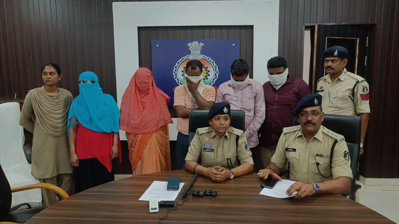दुर्ग पुलिस की बड़ी कार्रवाई: स्पा सेंटर की आड़ में देह व्यापार का भंडाफोड़, 5 गिरफ्तार