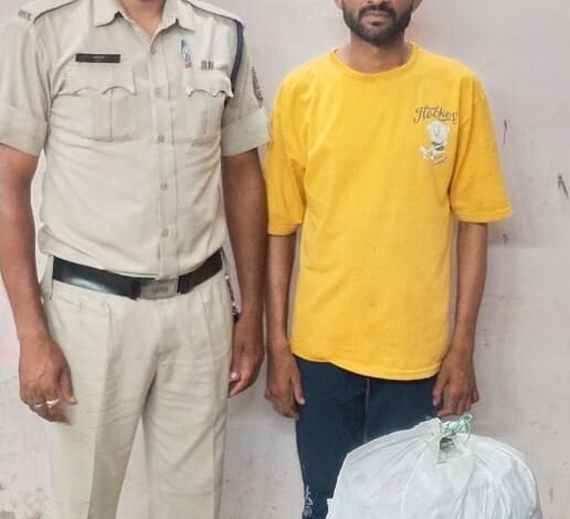 रायपुर: पान ठेला संचालक 2 किलो गांजा और हथियारों के साथ गिरफ्तार, ठेला सील