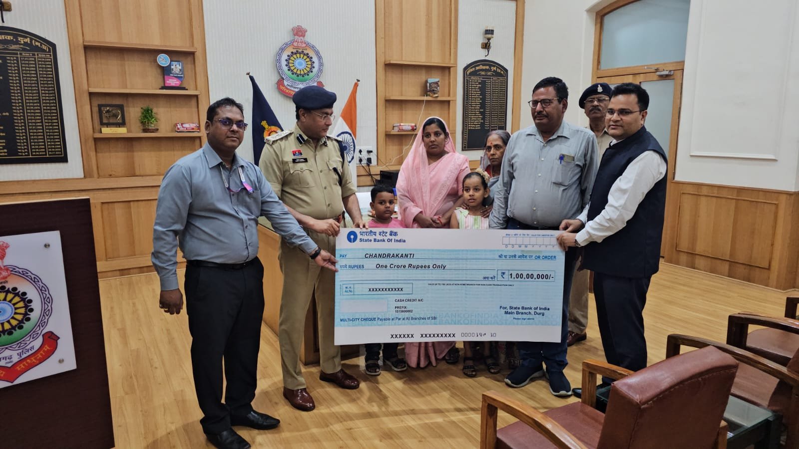 दुर्ग पुलिस और एसबीआई ने सौंपा 1 करोड़ रुपये का चेक: स्वर्गीय आरक्षक की मां को मिला दुर्घटना बीमा दावा