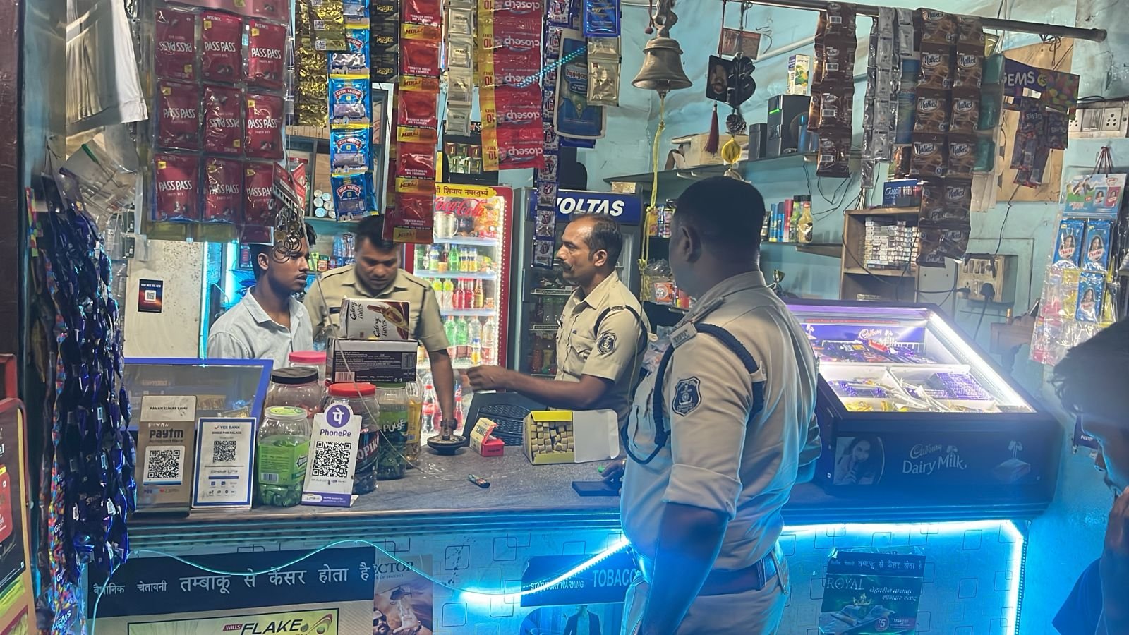 रायपुर पुलिस की अवैध नशे के खिलाफ बड़ी कार्रवाई: चार पान ठेलों को किया सील