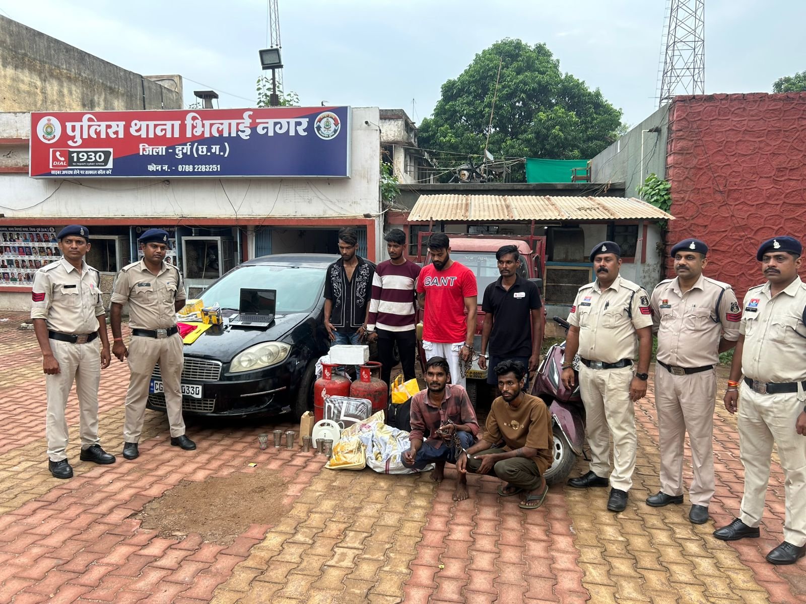 भिलाई नगर पुलिस की बड़ी कामयाबी: हुडको में चोरी करने वाले सात आरोपी और एक अपचारी बालक गिरफ्तार