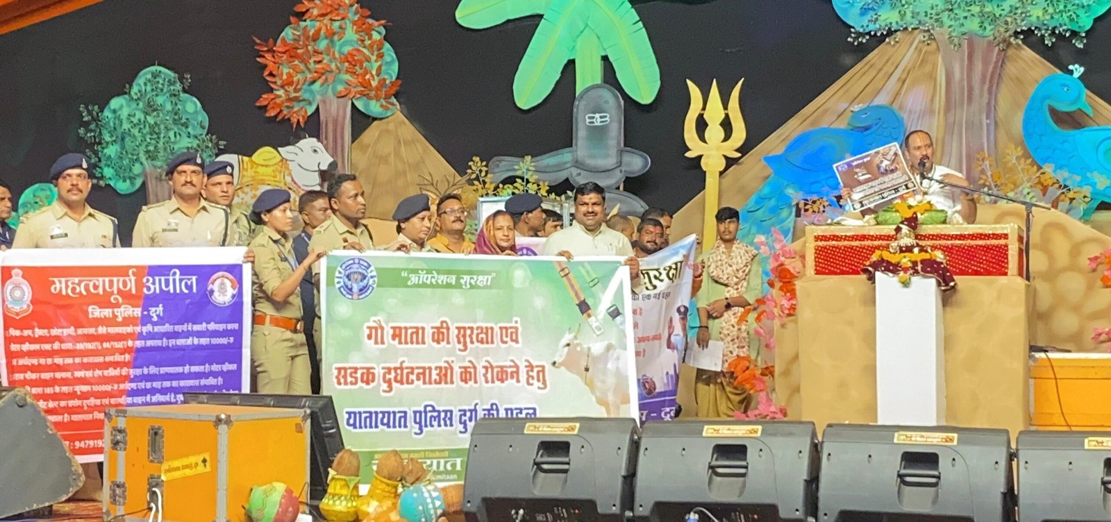 दुर्ग में ‘ऑपरेशन सुरक्षा’ अभियान: गौ माता की सुरक्षा के लिए मवेशियों के गले में रेडियम पट्टी, पंडित प्रदीप मिश्रा ने की शुरुआत