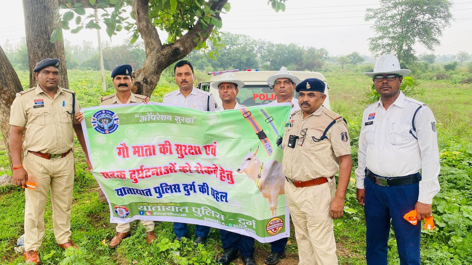 दुर्ग में “ऑपरेशन सुरक्षा”: गौ माता की सुरक्षा के लिए सड़क पर बैठे मवेशियों के गले में बंधा रेडियम पट्टा