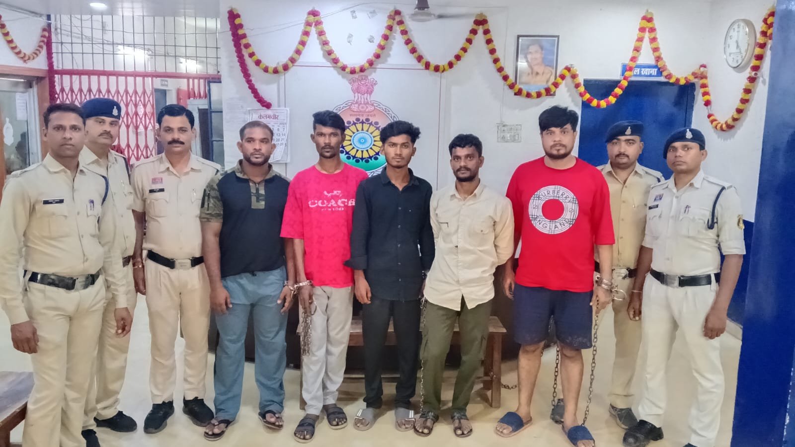 दुर्ग पुलिस की बड़ी कार्रवाई: हथियार लेकर घूमने वाले 18 बदमाश गिरफ्तार