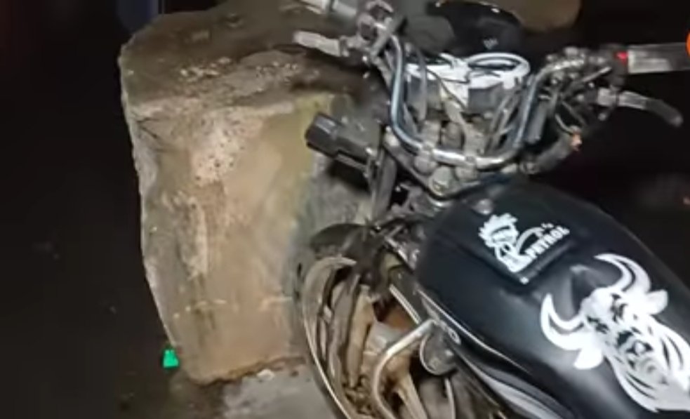 भिलाई: कैंप-1 बसंत टॉकीज के सामने हाईवे पर हादसा, एक बाइक पर चार दोस्त बोल्डर से टकराए, अस्पताल में भर्ती