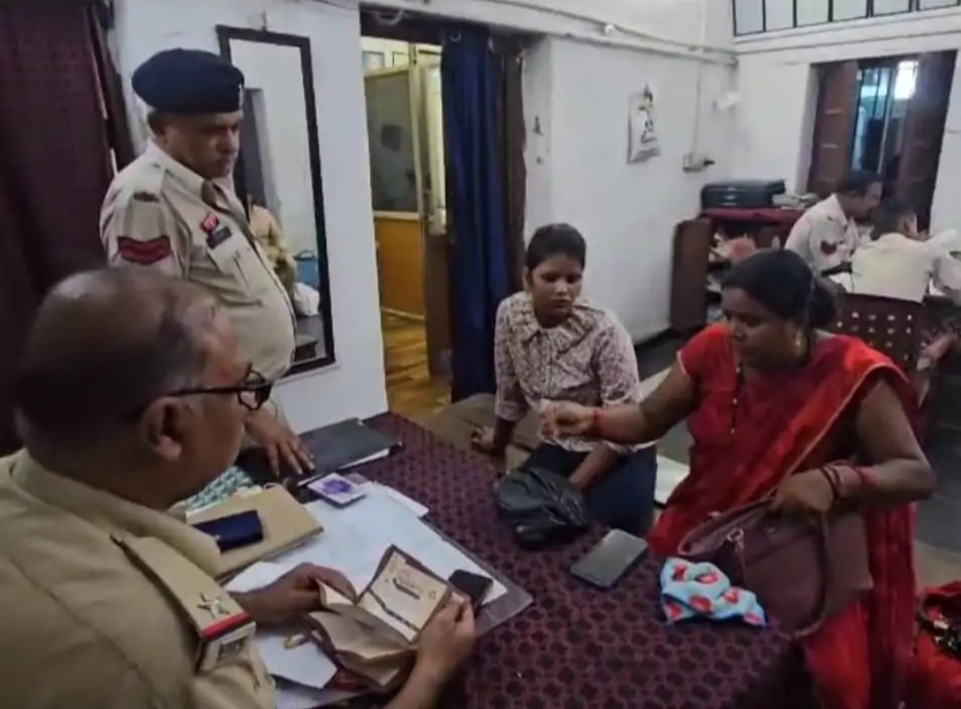 बिलासपुर रेलवे स्टेशन पर चोरी: 4.5 लाख के गहने ले उड़ा चोर