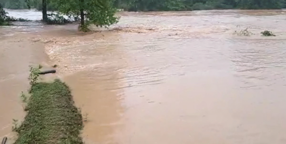 अंबिकापुर में उफनती मैनी नदी में बह गए 2 बच्चों सहित 4 लोग, तलाश जारी