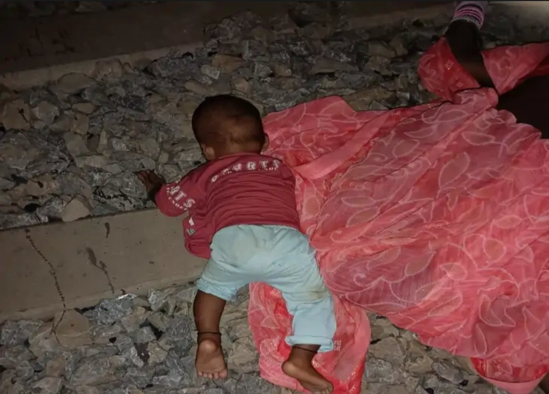 ट्रेन के आगे कूदी महिला की मौत, बच्चा पूरी तरह स्वस्थ्य