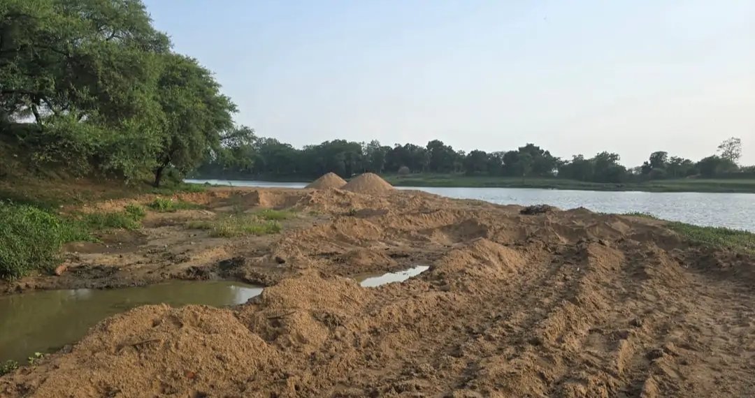 दुर्ग में रेत माफियाओं का खेल: एनजीटी नियमों की उड़ रही धज्जियां