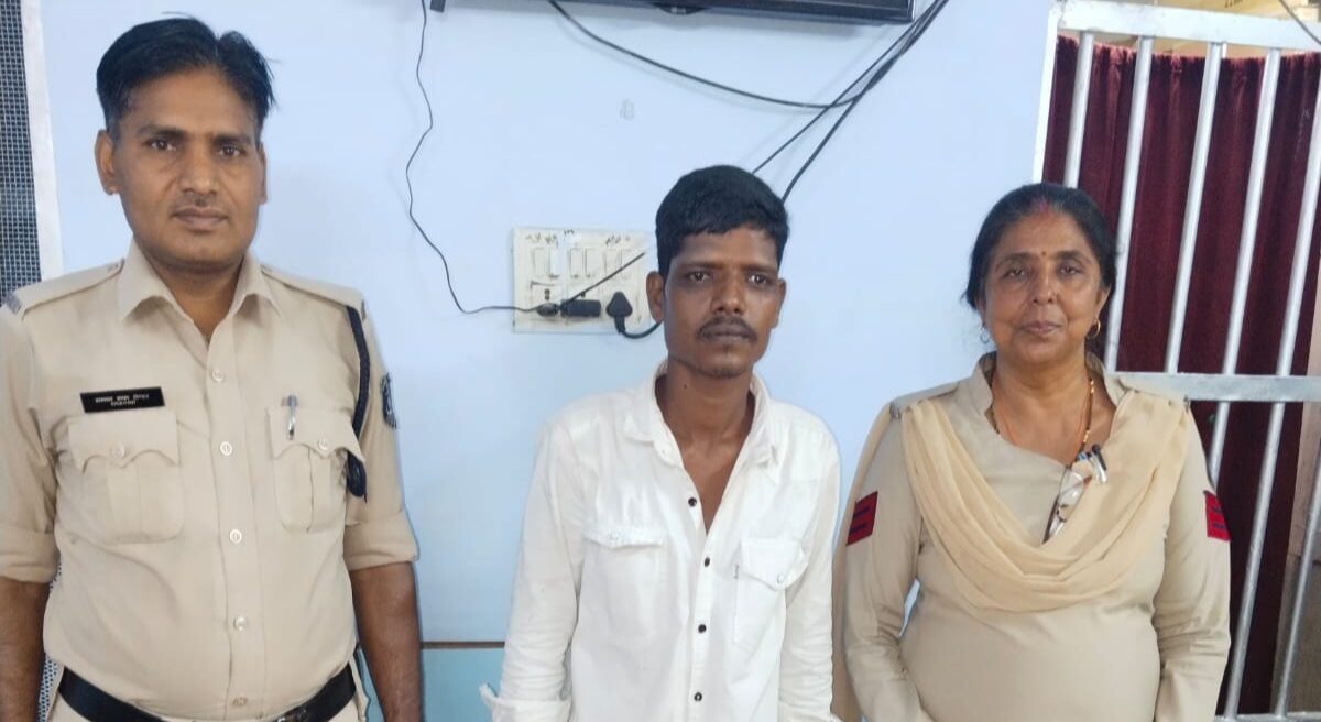 रायपुर: पुरानी बस्ती पुलिस ने चाकूबाज को किया गिरफ्तार, अवैध चाकू जब्त