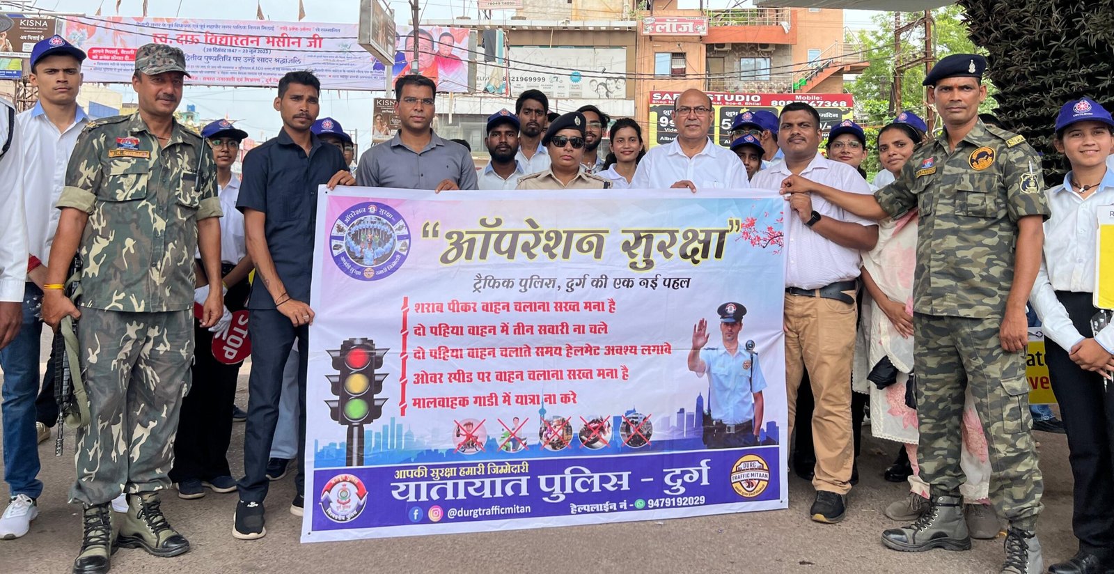 दुर्ग में ‘ऑपरेशन सुरक्षा’ अभियान: ई-रिक्शा चालकों को गुलाब देकर दी यातायात नियमों की समझाइश