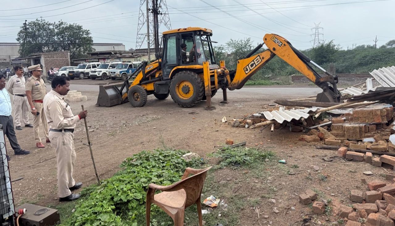 रायपुर में अवैध नशे का कारोबार ध्वस्त: चाय-नास्ता दुकान की आड़ में गांजा-शराब बेचने वाला गिरफ्तार, अतिक्रमण पर चला बुलडोजर
