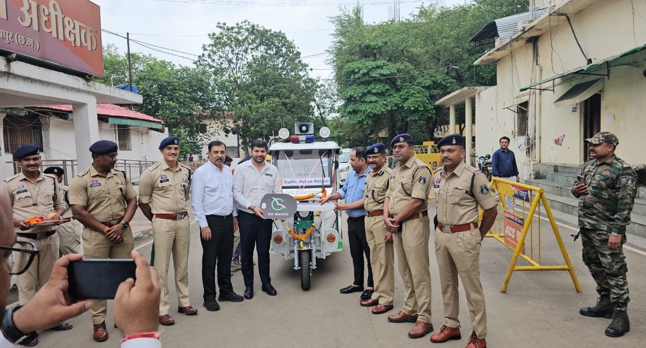 रायपुर में यातायात जागरूकता के लिए नई पहल: कलेक्टर और SSP ने EV 3-व्हीलर पेट्रोलिंग वाहन को दिखाई हरी झंडी