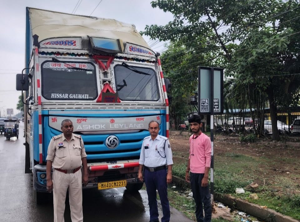 रायपुर में नो पार्किंग उल्लंघन पर सख्ती: 40 भारी वाहनों पर चालानी कार्रवाई, 3 ट्रक चालकों पर केस दर्ज