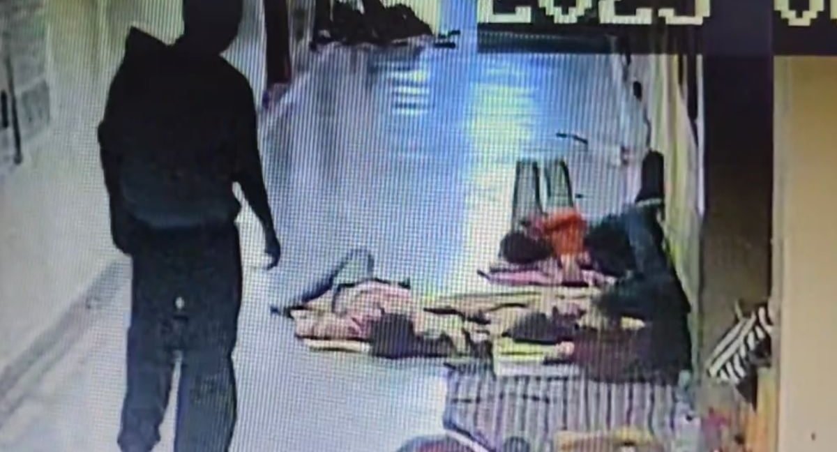 रायपुर के आंबेडकर अस्पताल में चोरी की वारदात: सिक्योरिटी गार्ड ने सो रही महिला का पर्स और मोबाइल चुराया