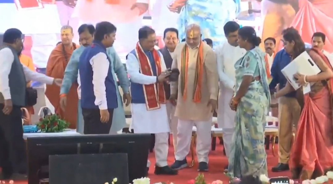 भिलाई: ‘चरण पादुका योजना’ की दोबारा शुरुआत, सीएम साय ने संग्राहकों को पहनाए जूते