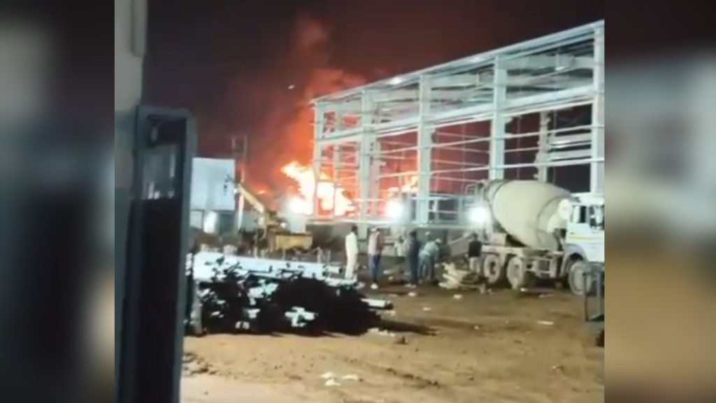 रायपुर में गद्दा फैक्ट्री में भीषण अग्निकांड, कर्मचारी की जलकर दर्दनाक मौत