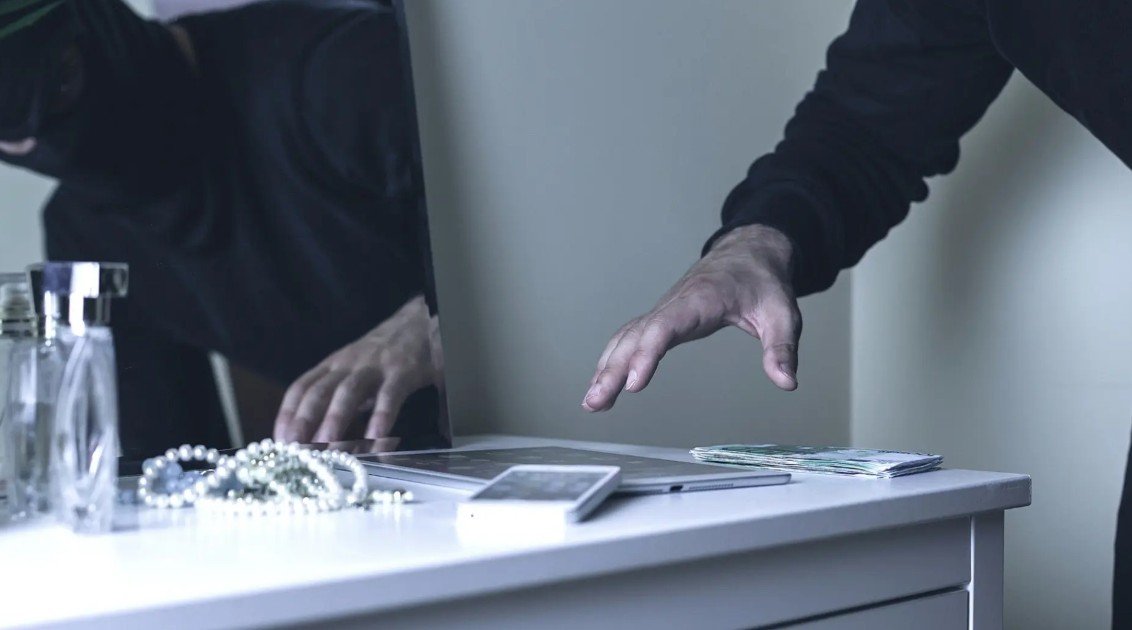 रायगढ़: कपड़ा व्यापारी के घर से 43 लाख की चोरी, 4 सोने के बिस्किट और नकदी पार, CCTV का DVR भी गायब