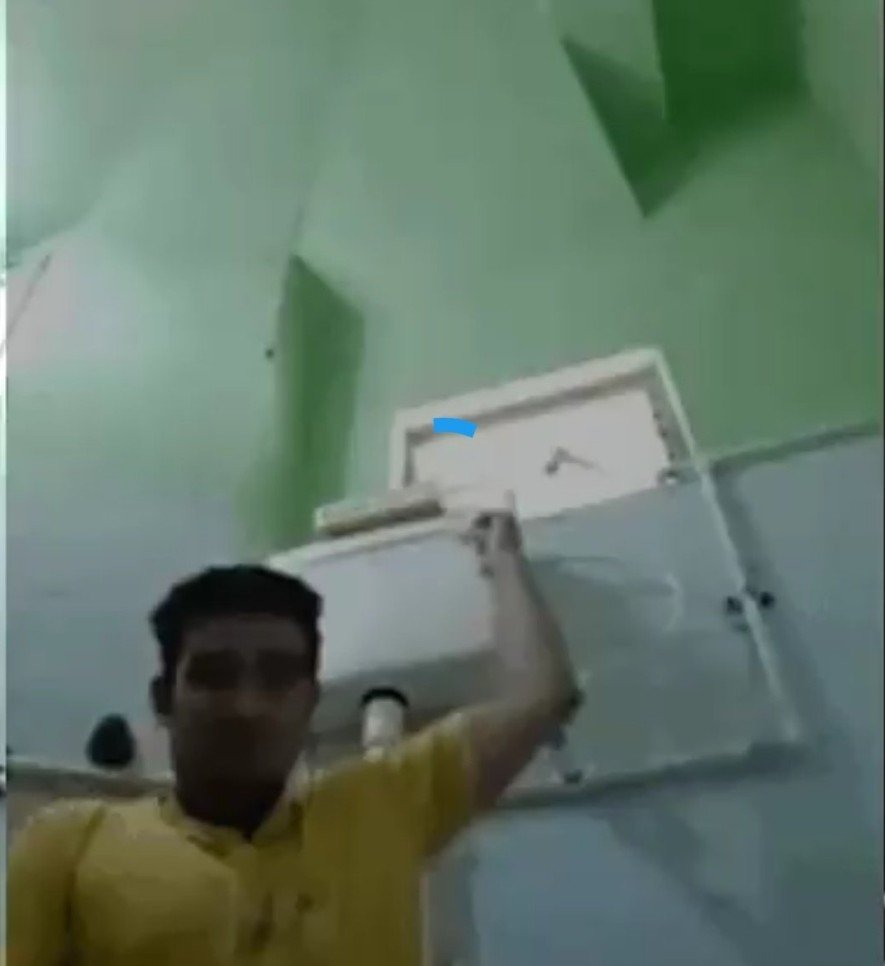 गुजरात हाईकोर्ट की ऑनलाइन सुनवाई के दौरान शख्स टॉयलेट सीट पर बैठा नजर आया, अदालत ने जताई कड़ी नाराजगी