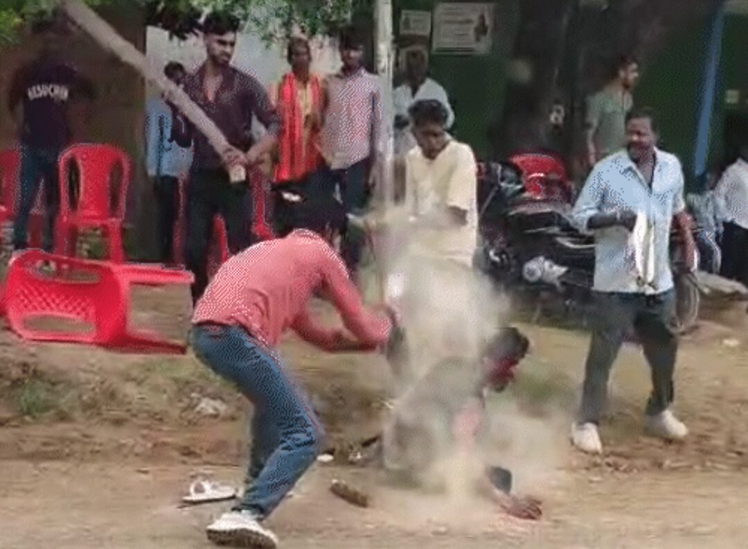 छत्तीसगढ़ के सक्ती जिले में बर्बरता: रोड विवाद में युवक पर कुल्हाड़ी-डंडों से हमला, तीन आरोपी गिरफ्तार