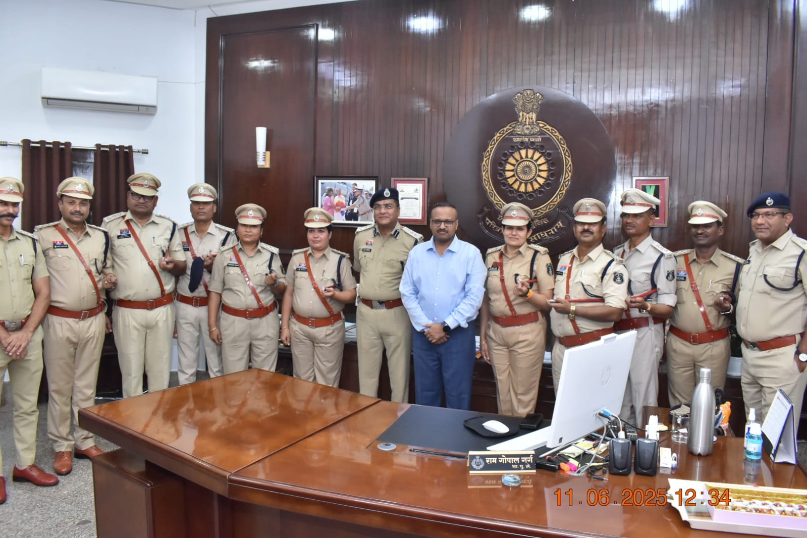 दुर्ग रेंज के 09 निरीक्षक पदोन्नत होकर बने उप पुलिस अधीक्षकआईजी श्री राम गोपाल गर्ग ने “पीपिंग सेरेमनी” में लगाई स्टार, किया सम्मान