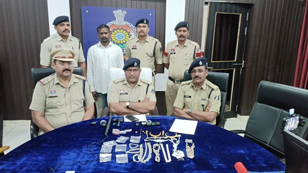 सोने-चांदी के जेवरात एवं नकदी चोरी का 24 घंटे में खुलासा, पुलिस की त्वरित कार्रवाई से एक आरोपी गिरफ्तार