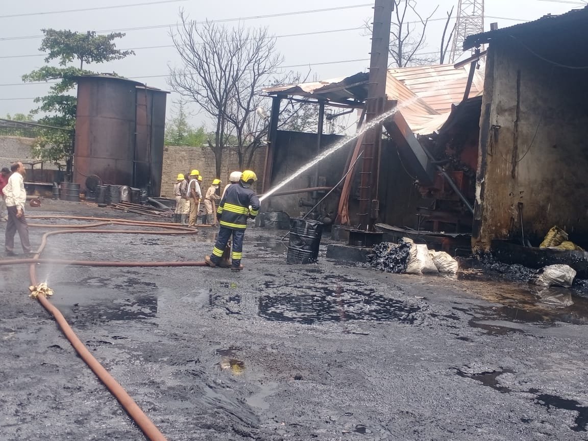 उरला की डामर फैक्ट्री में आग का तांडव, अपर्याप्त इंतजामों ने बढ़ाई मुश्किलें