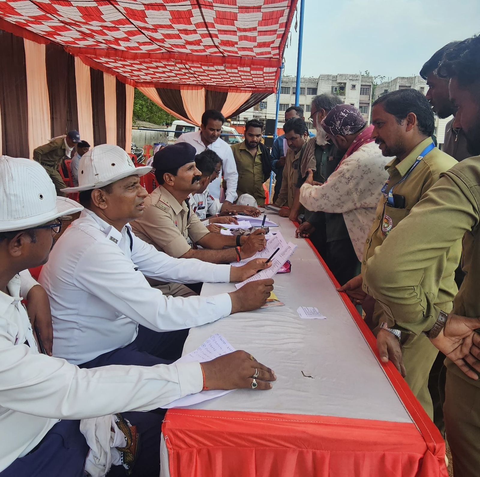 दुर्ग यातायात पुलिस ने स्कूल बसों की सुरक्षा जांच की, 8 बसों में खामियां पाईं