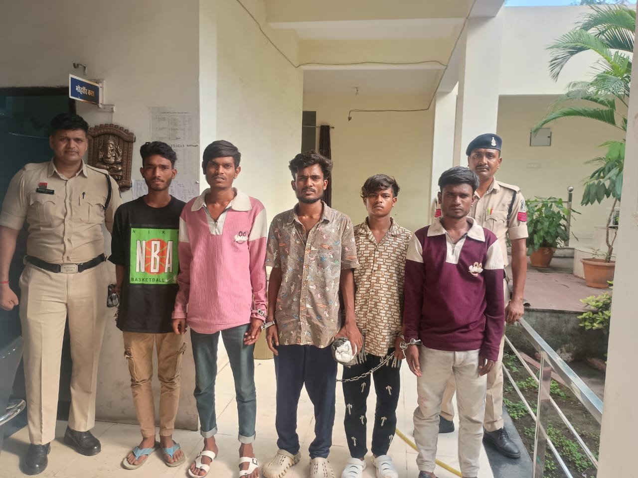 थाना अमानाका में एक गंभीर अपराध के मामले में चार आरोपी सहित एक अपचारी बालक गिरफ्तार