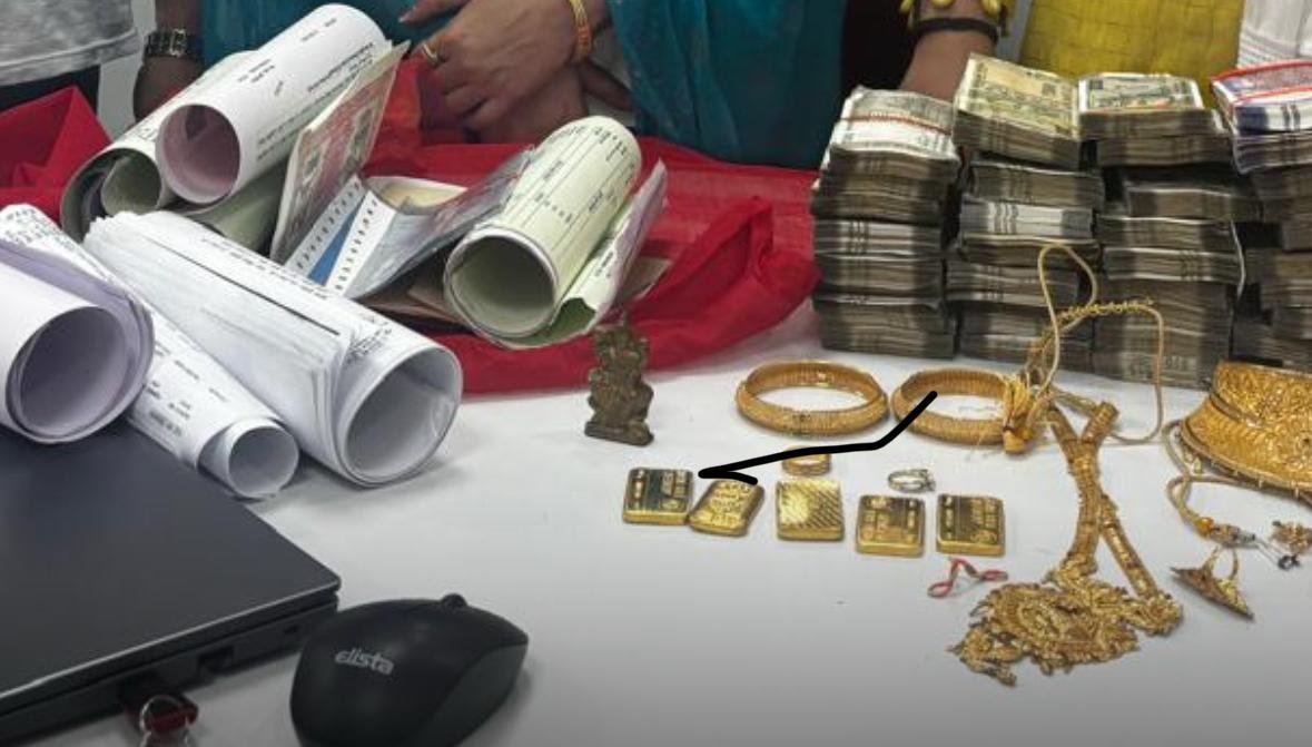 दुर्ग: अश्लील वीडियो बनाकर ब्लैकमेलिंग करने वाले पति-पत्नी गिरफ्तार, 1.65 करोड़ का माल बरामद