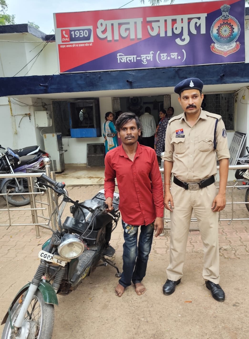 चोरी के मामले में आरोपी गिरफ्तार, नाबालिग साथी भी शामिल