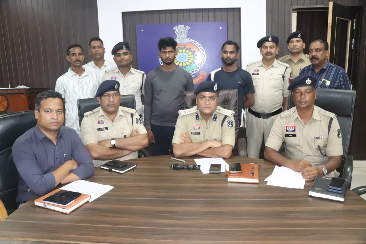 दुर्ग पुलिस की बड़ी कामयाबी: 12 घंटे में सुलझा अंधा कत्ल, दो चचेरे भाई गिरफ्तार