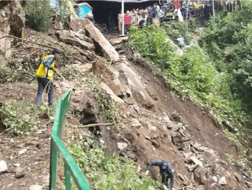 उत्तर प्रदेश में बारिश ने तोड़ा 50 साल का रिकॉर्ड, उत्तराखंड में भूस्खलन से 3 की मौत, यमुनोत्री यात्रा रोकी गई