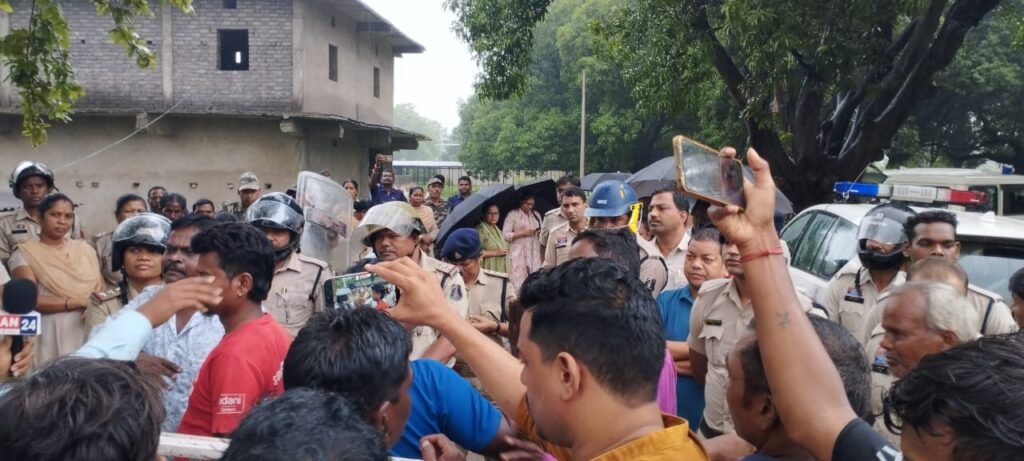 मुड़ागांव में जंगल कटाई के खिलाफ हंगामा: लैलूंगा विधायक विद्यावती सिदार, पूर्व मंत्री सत्यानंद राठिया समेत 50 लोग हिरासत में