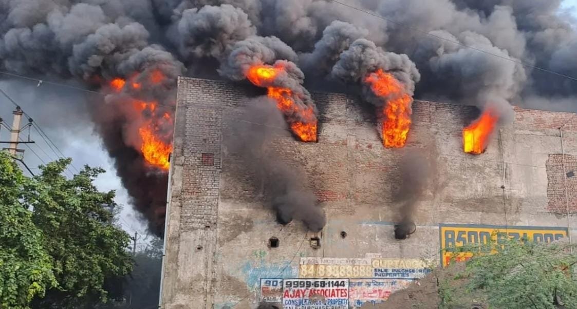 दिल्ली के बवाना में प्लास्टिक फैक्ट्री में भीषण आग, दमकल की 25 गाड़ियां मौके पर