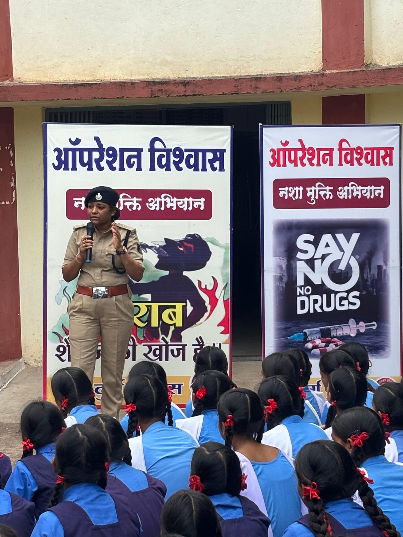 दुर्ग: ऑपरेशन विश्वास के तहत बघेरा स्कूल में जागरूकता कार्यक्रम, छात्राओं को सायबर फ्रॉड और नशे के खिलाफ किया गया जागरूक