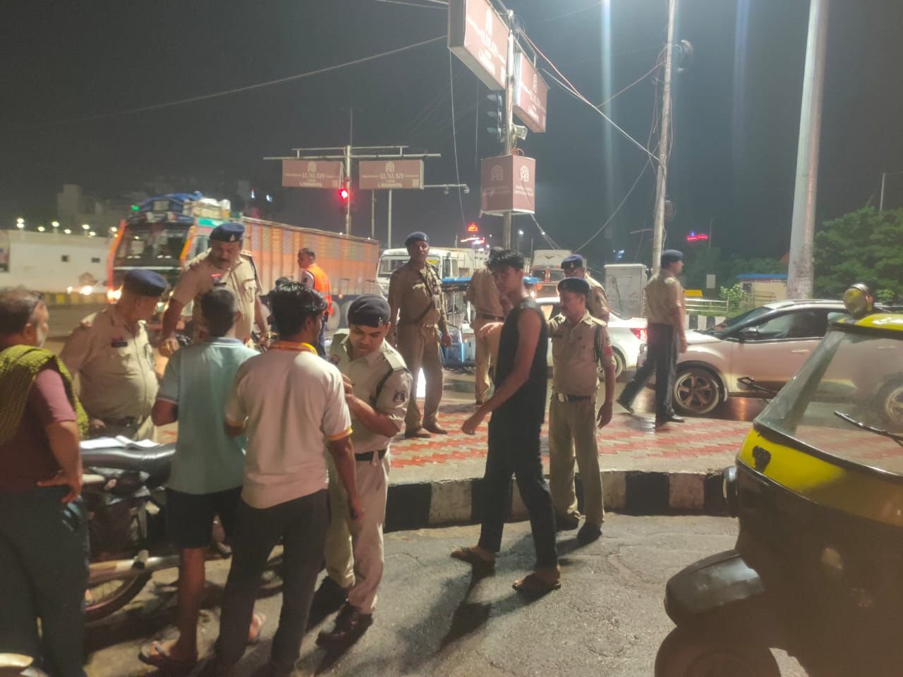 यातायात पुलिस और थाना स्टाफ की संयुक्त कार्रवाई: लापरवाह वाहन चालकों पर सख्ती, 264 के खिलाफ कार्रवाई