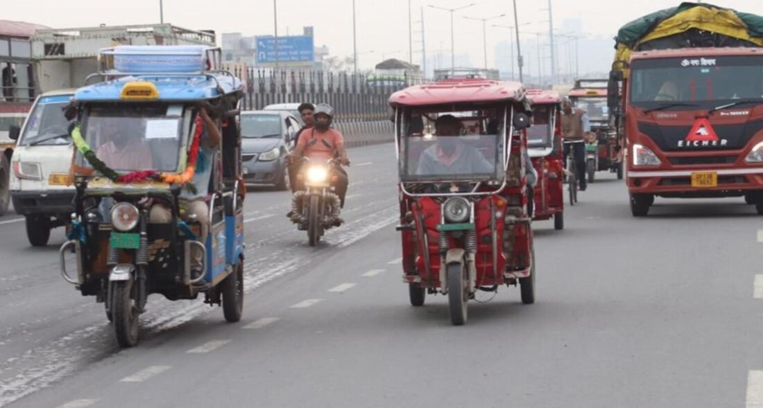 दुर्ग: ऑपरेशन सुरक्षा के तहत ई-रिक्शा चालकों को गुलाब देकर दी गई यातायात नियमों की समझाइश
