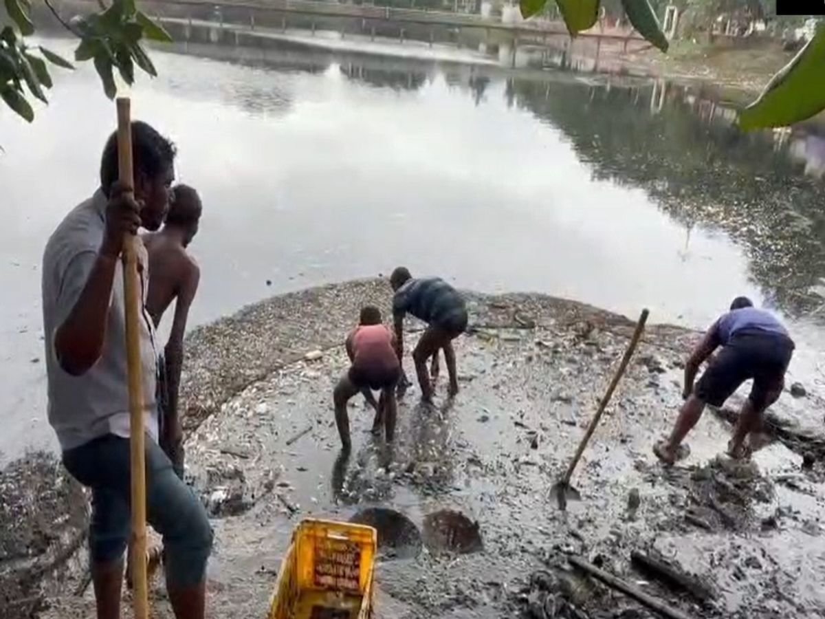 शक्तिनगर तालाब में मछलियों की मौत: अज्ञात के खिलाफ मामला दर्ज, निगम पर लीपापोती का आरोप