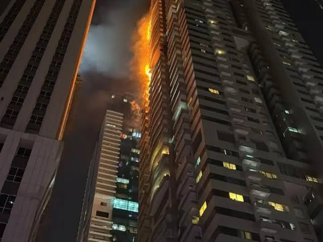 दुबई मरीना में टाइगर टॉवर (मरीना पिनेकल) में लगी भीषण आग। लगभग 4000 से अधिक निवासियों को सफलतापूर्वक निकाला गया।