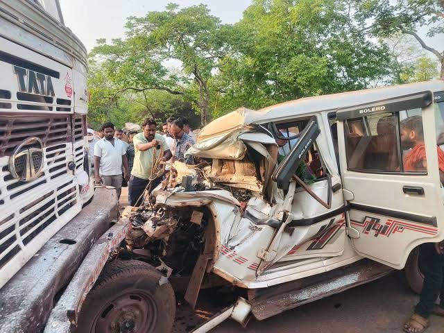 बालोद में भीषण सड़क हादसा: ट्रक से टकराई बोलेरो, दो युवक गंभीर रूप से घायल
