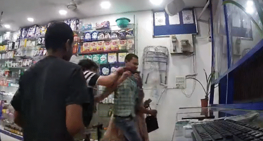 भिलाई : सुपेला लाल बहादुर शास्त्री अस्पताल के मेडिकल स्टोर में शराबी ने मचाया उत्पात, कर्मचारी से मारपीट, वीडियो वायरल