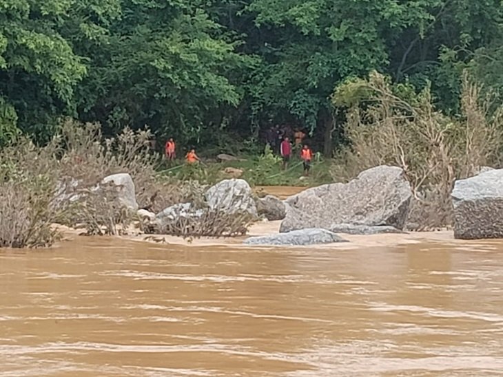 मैनी नदी हादसा: एक महिला का शव पत्थर में फंसा मिला, दो बच्चे और एक महिला अब भी लापता